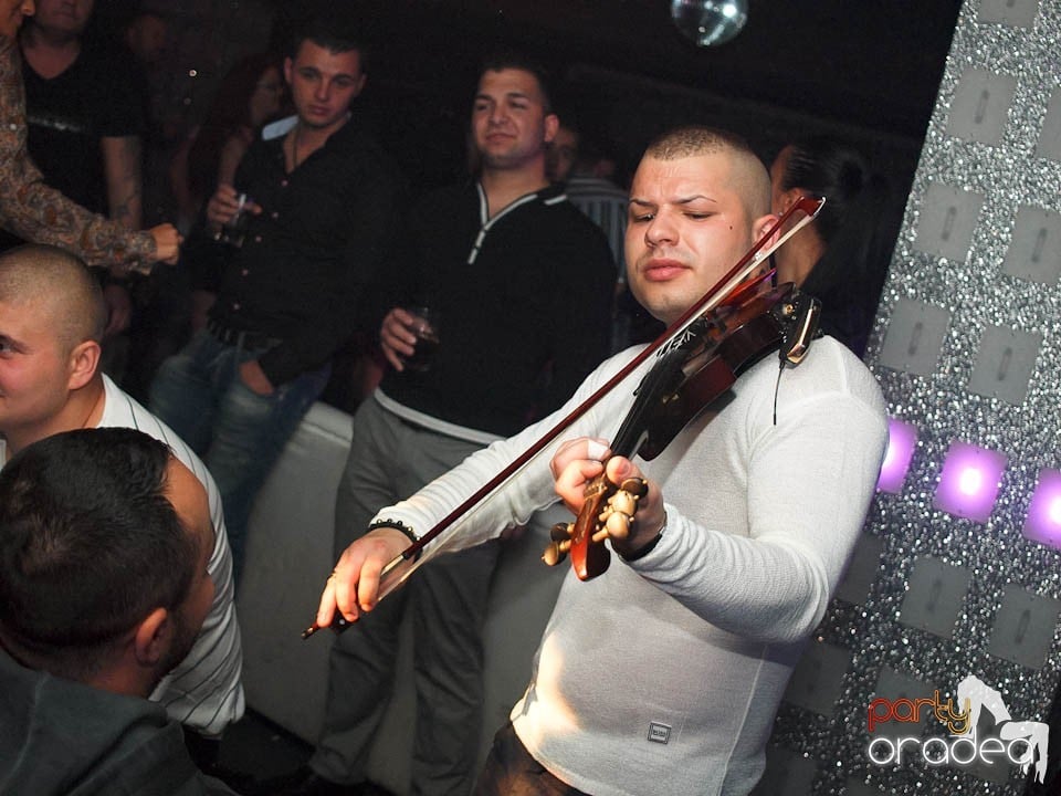 Petrecere cu muzică live în Club Life,