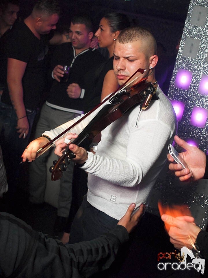 Petrecere cu muzică live în Club Life,