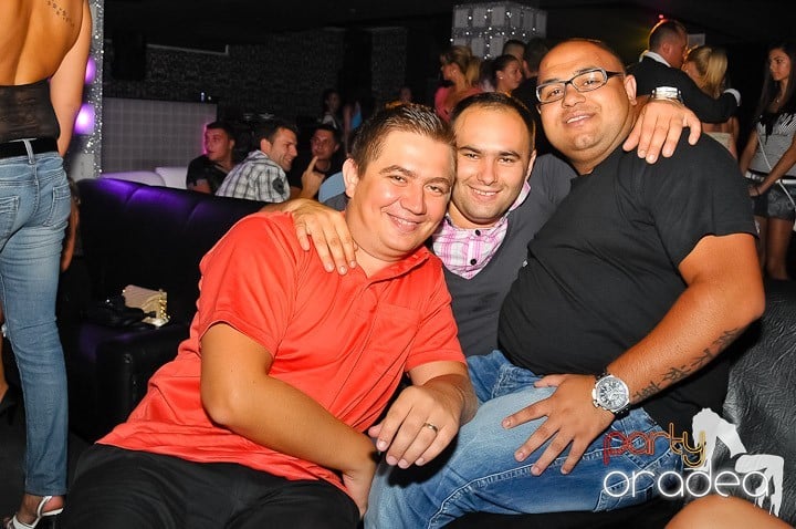 Petrecere cu muzică live în Club Life,