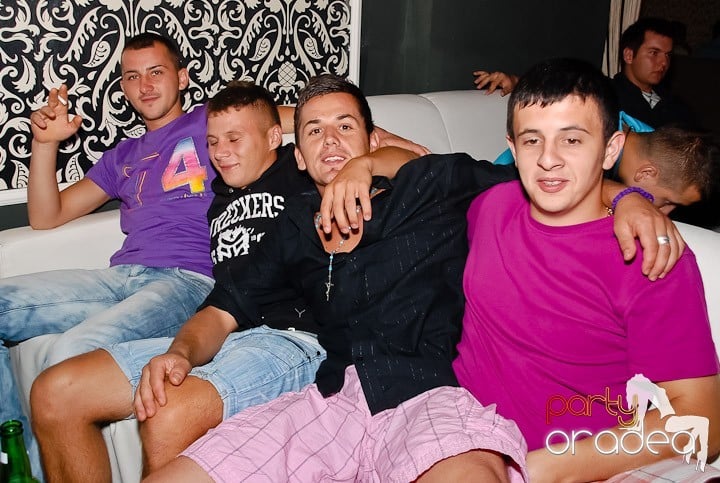 Petrecere cu muzică live în Club Life,