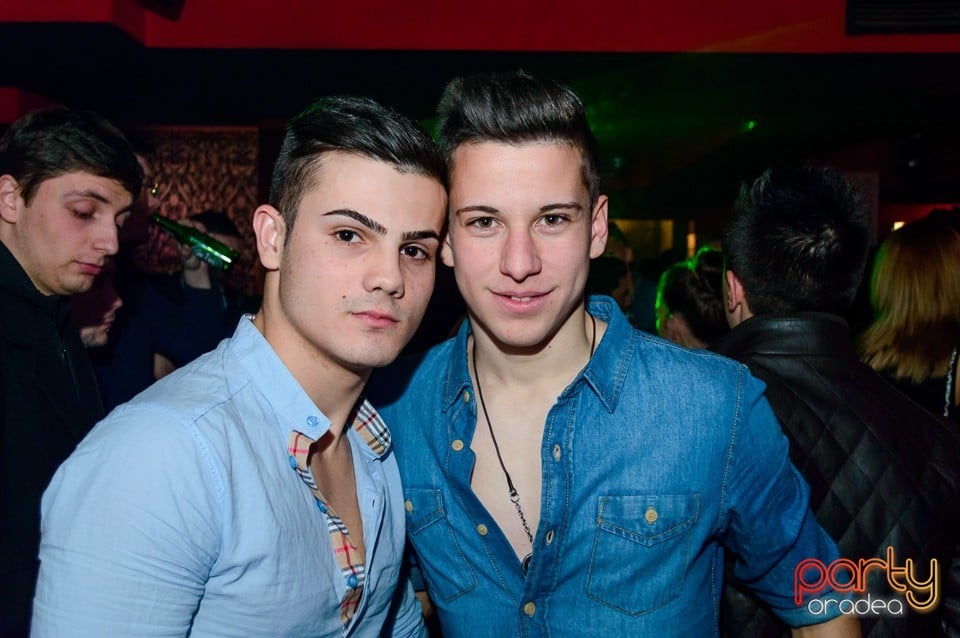 Petrecere cu muzică live în Club Life, 