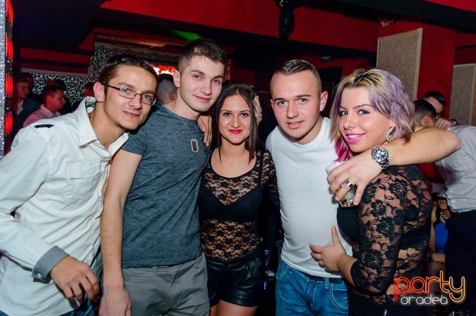 Petrecere cu muzică live în Club Life, 