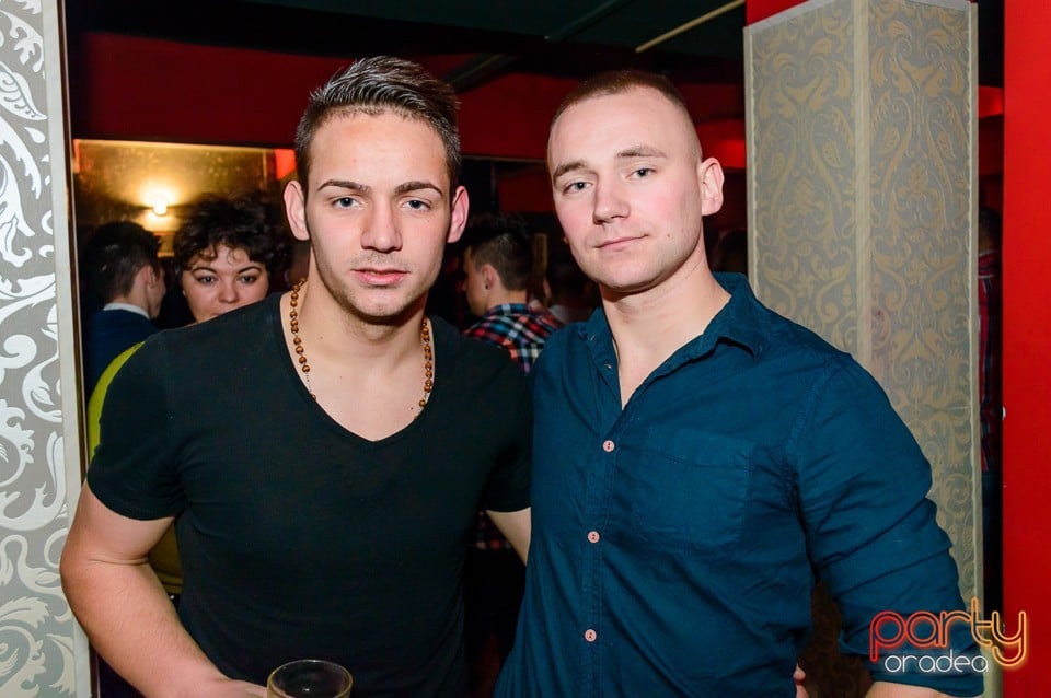 Petrecere cu muzică live în Club Life, 