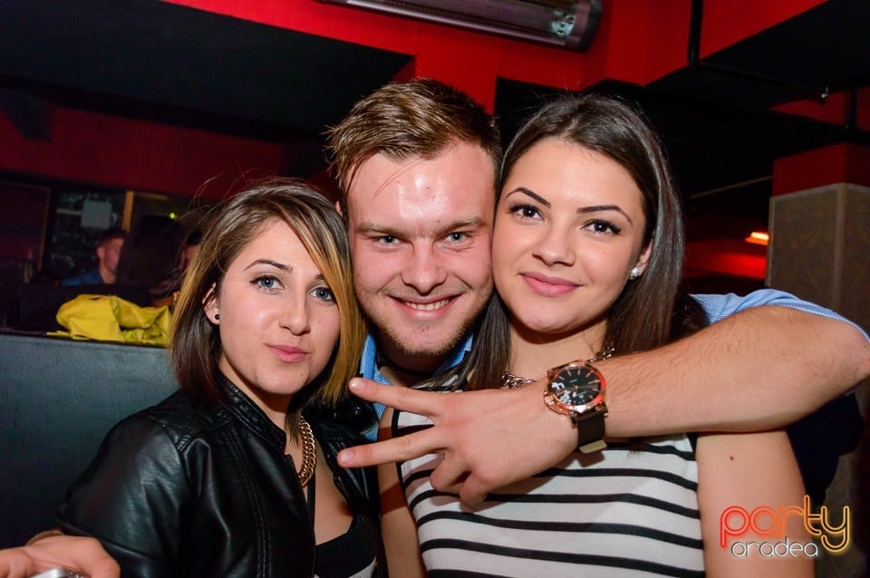 Petrecere cu muzică live în Club Life, 