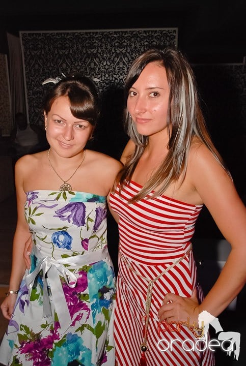 Petrecere cu muzică live în Club Life,