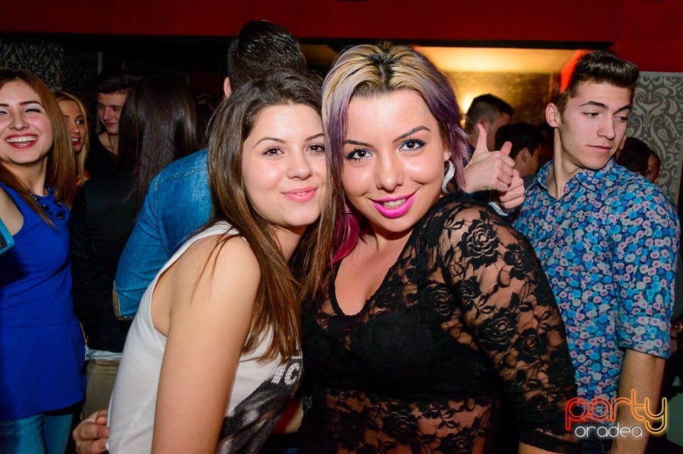 Petrecere cu muzică live în Club Life, 