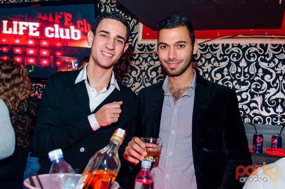 Petrecere cu muzică live în Club Life, 