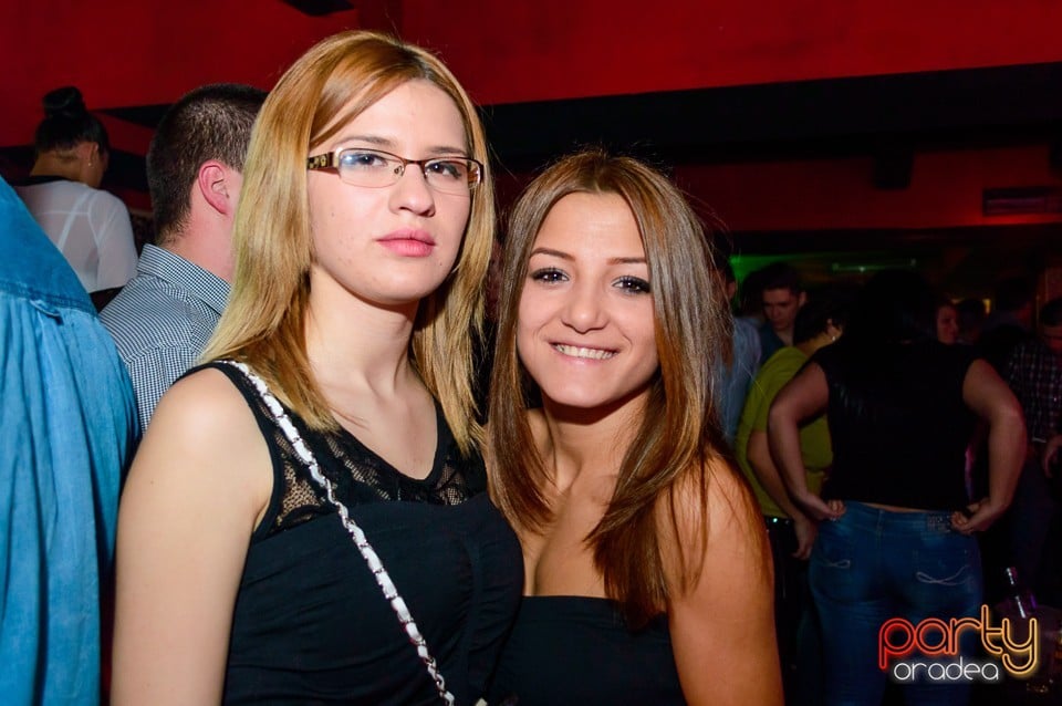 Petrecere cu muzică live în Club Life, 