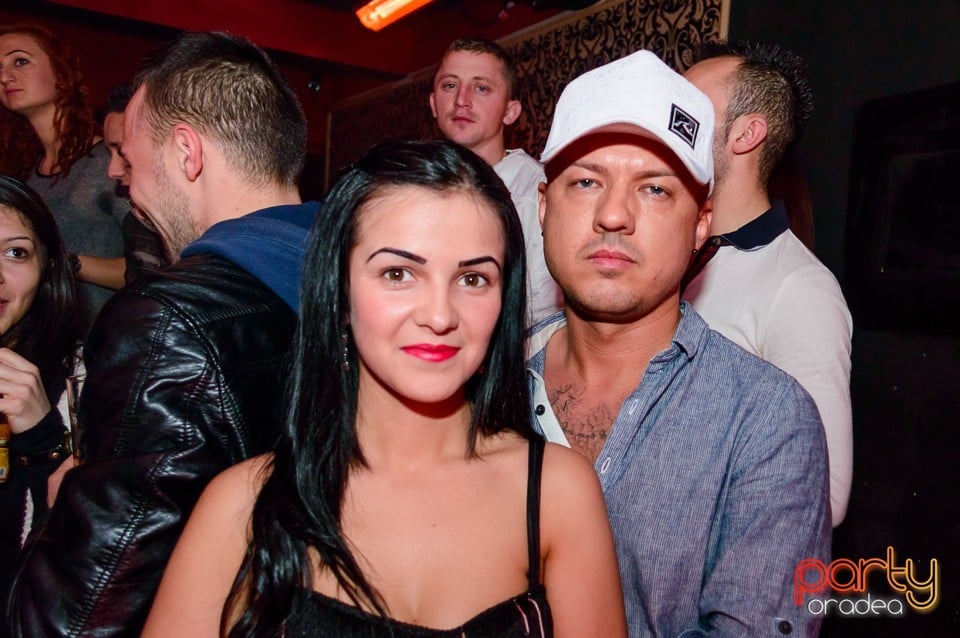 Petrecere cu muzică live în Club Life, 