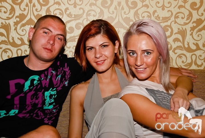 Petrecere cu muzică live în Club Life,