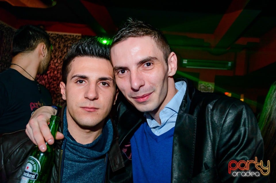 Petrecere cu muzică live în Club Life, 