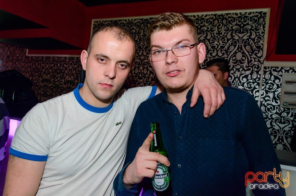 Petrecere cu muzică live în Club Life, 