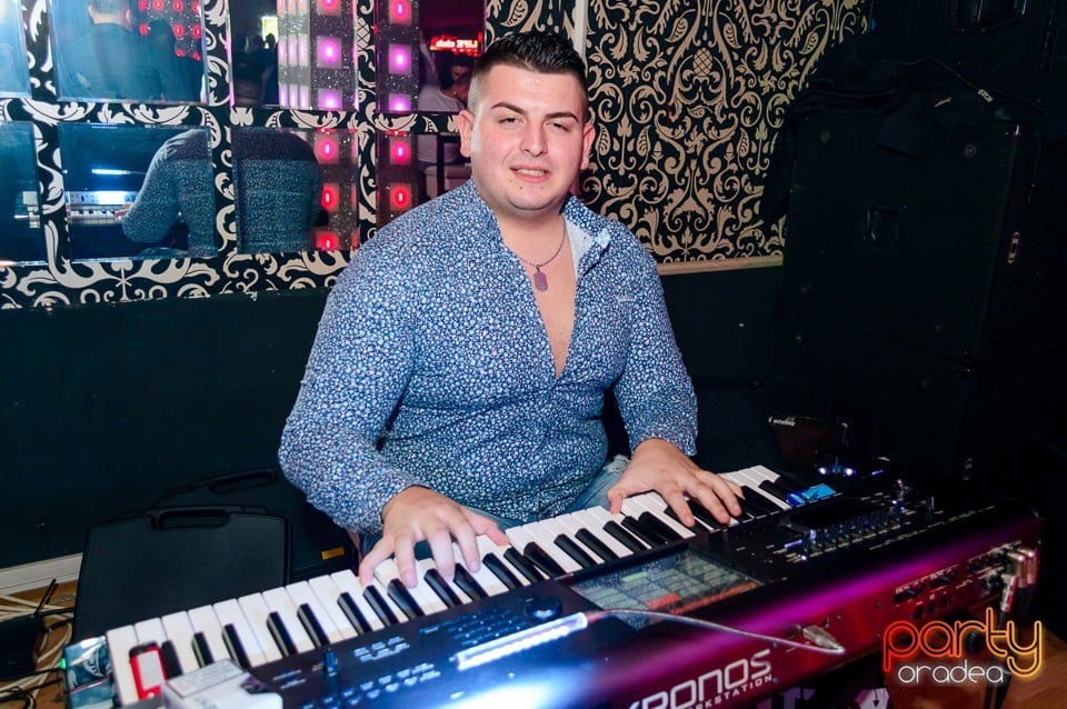 Petrecere cu muzică live în Club Life, 