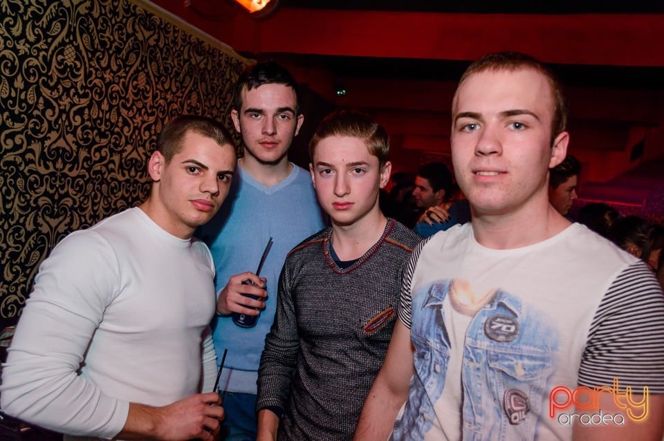 Petrecere cu muzică live în Club Life, 