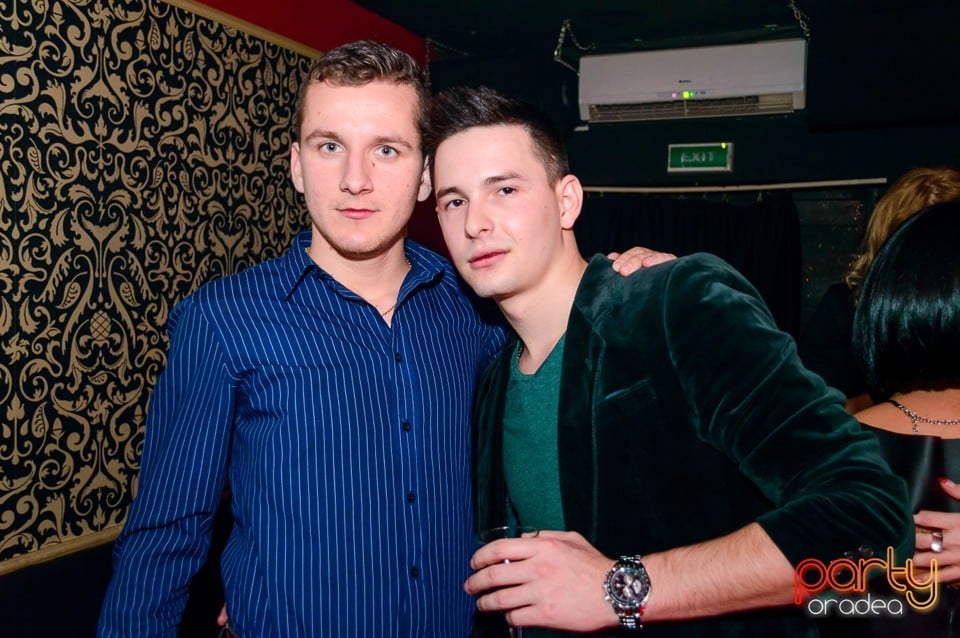 Petrecere cu muzică live în Club Life, 