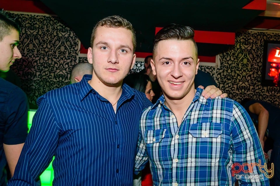 Petrecere cu muzică live în Club Life, 