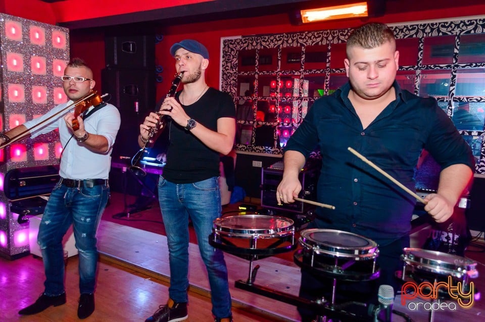 Petrecere cu muzică live în Club Life, 