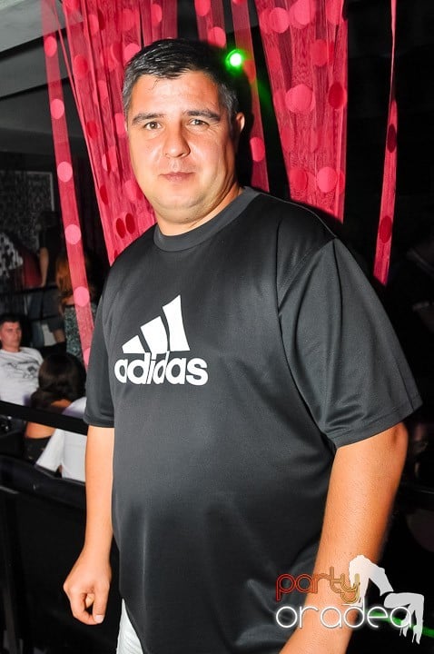 Petrecere cu muzică live în Club Life,