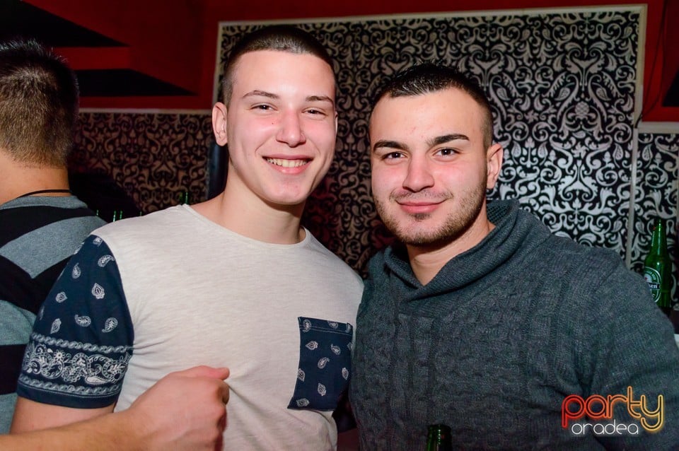 Petrecere cu muzică live în Club Life, 