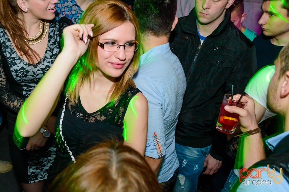 Petrecere cu muzică live în Club Life, 