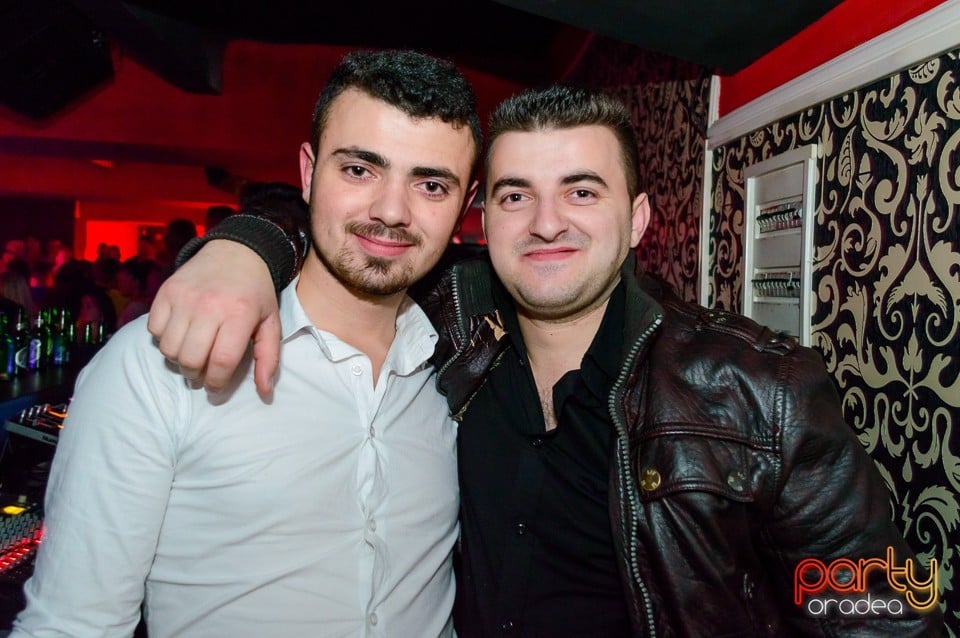 Petrecere cu muzică live în Club Life, 