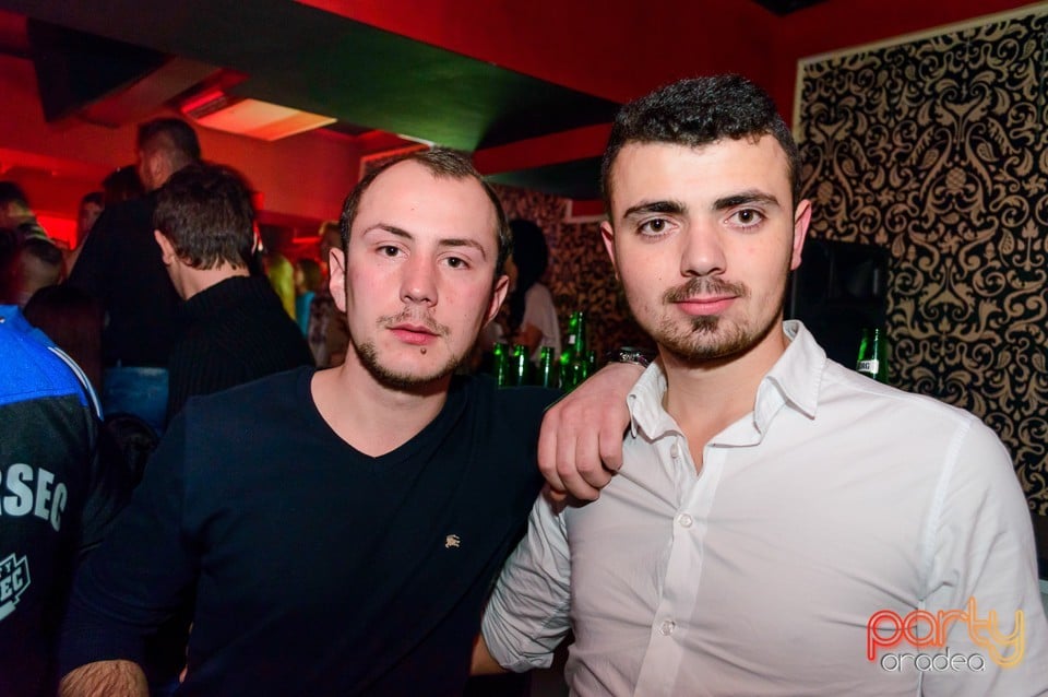 Petrecere cu muzică live în Club Life, 