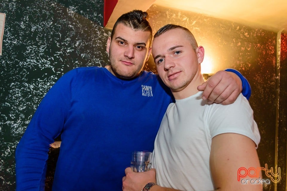 Petrecere cu muzică live în Club Life, 