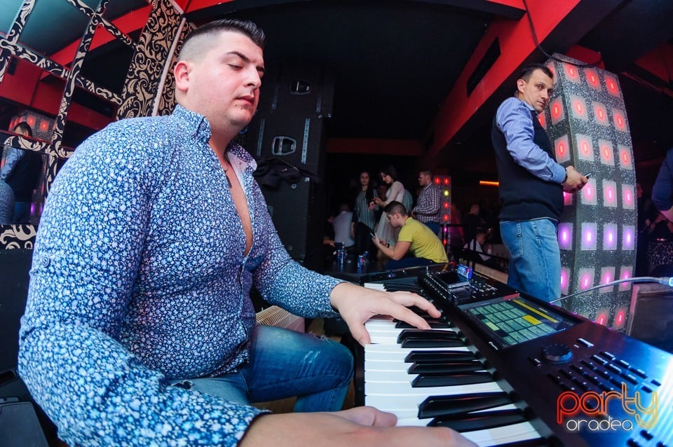 Petrecere cu muzică live în Club Life, 