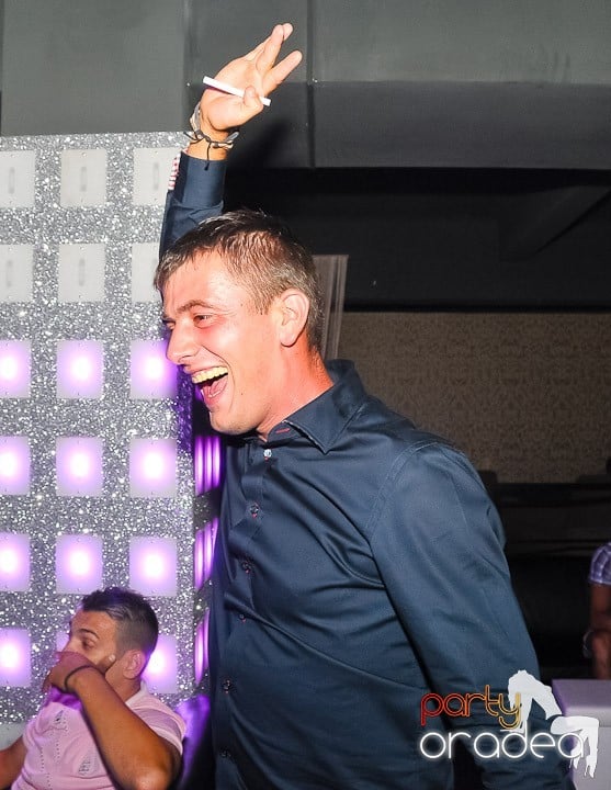 Petrecere cu muzică live în Club Life,