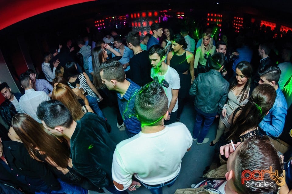 Petrecere cu muzică live în Club Life, 