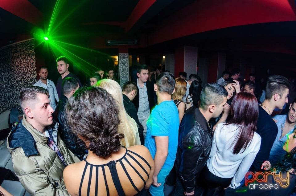 Petrecere cu muzică live în Club Life, 