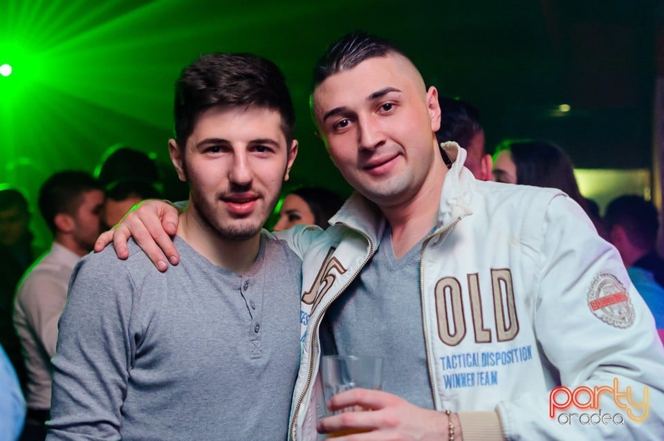 Petrecere cu muzică live în Club Life, 