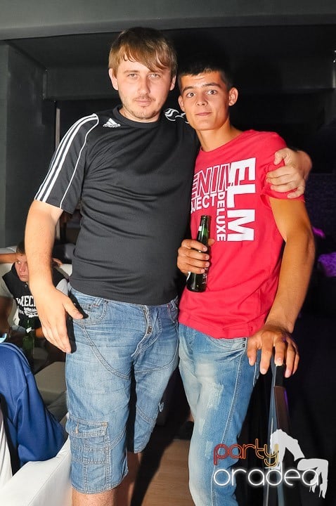 Petrecere cu muzică live în Club Life,