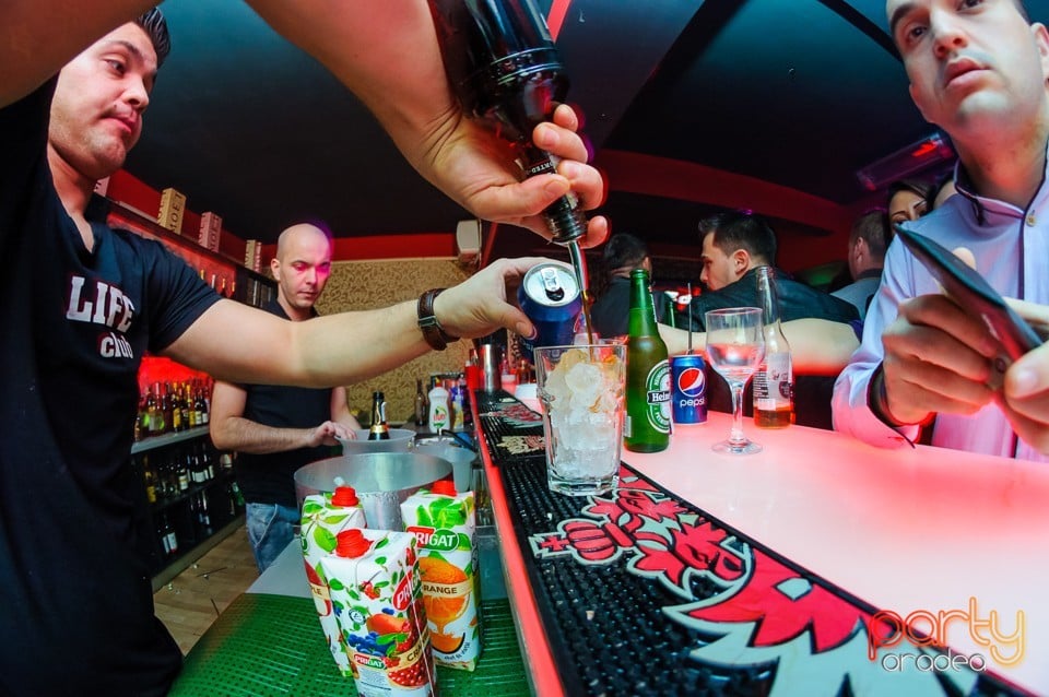 Petrecere cu muzică live în Club Life, 