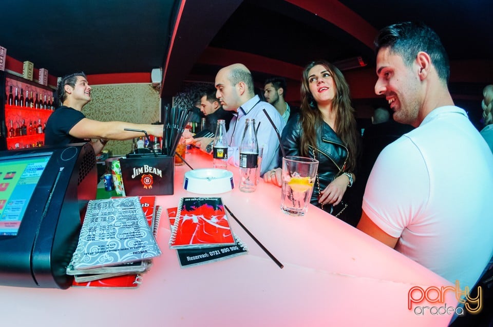 Petrecere cu muzică live în Club Life, 