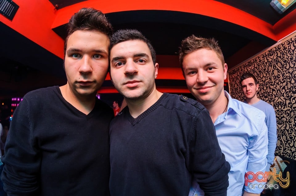 Petrecere cu muzică live în Club Life, 