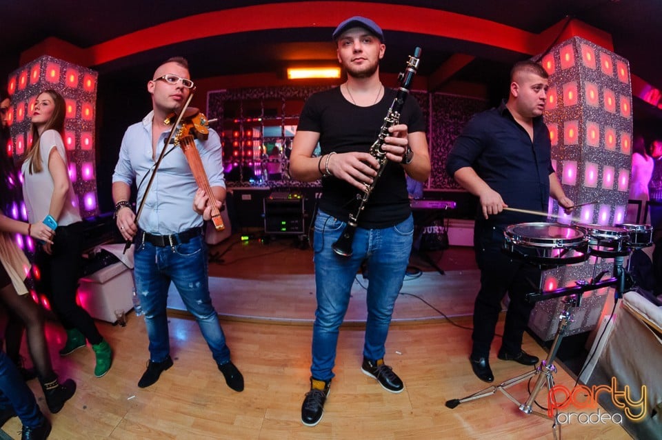 Petrecere cu muzică live în Club Life, 