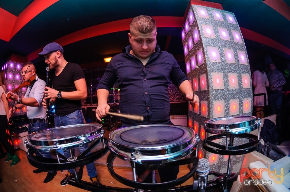 Petrecere cu muzică live în Club Life, 