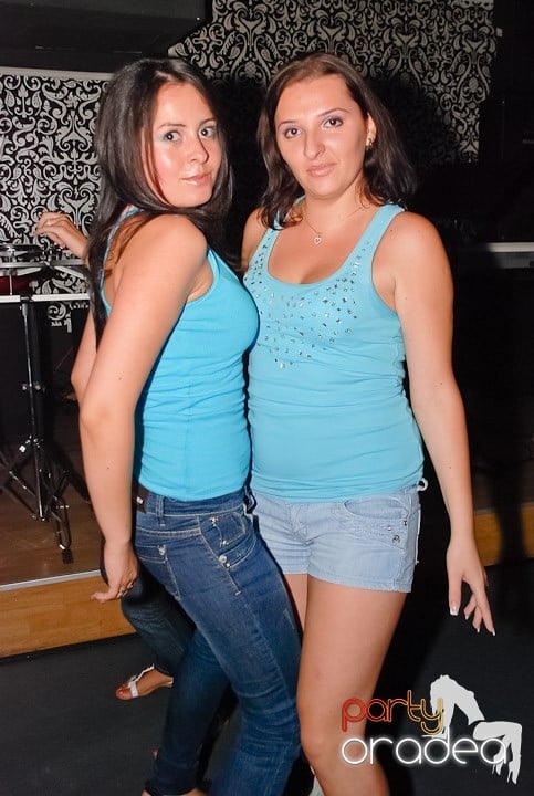 Petrecere cu muzică live în Club Life,