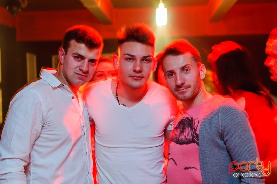 Petrecere cu muzică live în Club Life, 