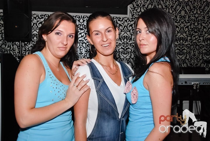 Petrecere cu muzică live în Club Life,