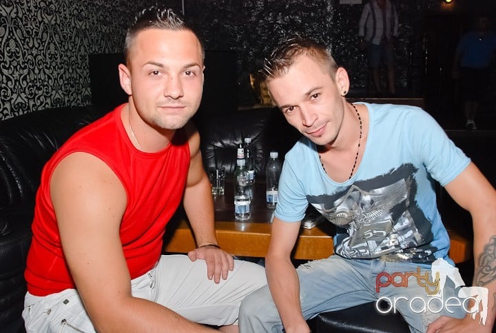 Petrecere cu muzică live în Club Life,