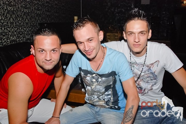 Petrecere cu muzică live în Club Life,