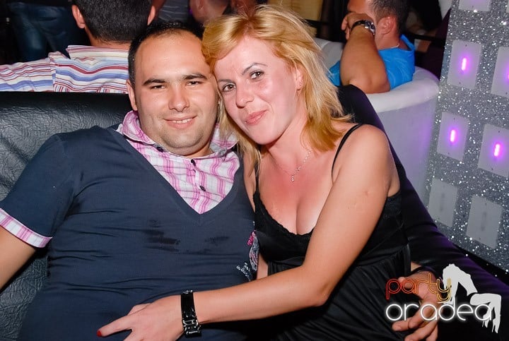 Petrecere cu muzică live în Club Life,