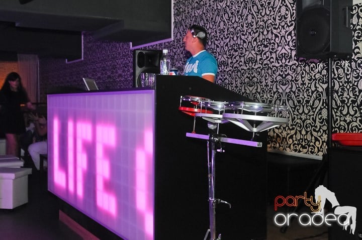 Petrecere cu muzică live în Club Life, 