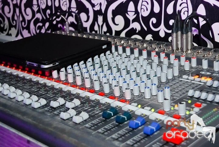 Petrecere cu muzică live în Club Life,