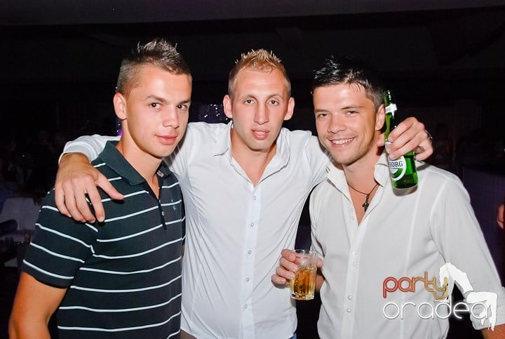 Petrecere cu muzică live în Club Life,