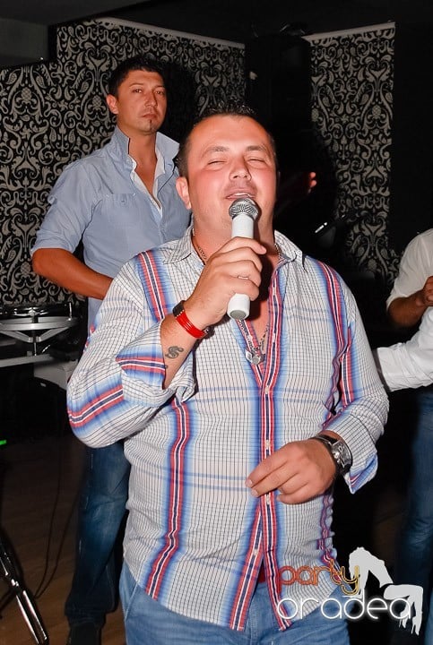 Petrecere cu muzică live în Club Life, 