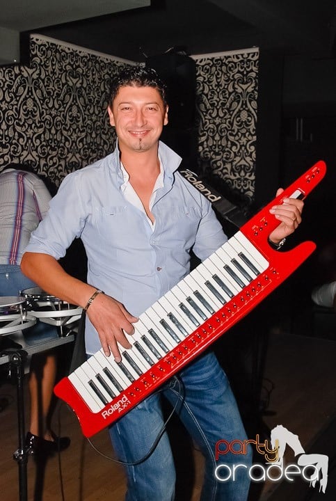 Petrecere cu muzică live în Club Life,
