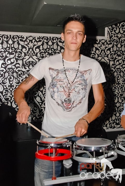 Petrecere cu muzică live în Club Life,